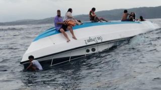 Boat Berpenumpang 11 WNA Terbalik Dihantam Ombak di Perairan Bali, Satu Tewas - JPNN.com Bali