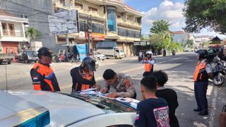 Polresta Denpasar Sikat Parkir Liar di Jalan Kargo, Tiga Truk Bandel Jadi Sasaran - JPNN.com Bali