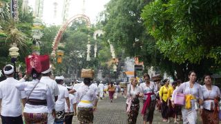 Antara Pura, Penjor & Perahu: Harmoni Spiritual di Pulau Serangan yang tak Lekang Zaman - JPNN.com Bali