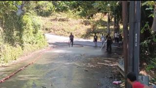 Tumpahan Dexlite Picu Kemacetan di Tanjakan Goa Gong Jimbaran, Licin - JPNN.com Bali