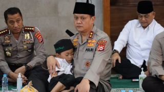 Bocah Itu Tertidur Nyenyak di Pangkuan Kapolda Banten Irjen Rudy Heriyanto - JPNN.com Banten