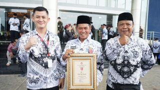 Peduli dengan Dunia Pendidikan, Wako Serang Diganjar Penghargaan dari PGRI - JPNN.com Banten