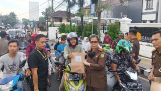 Kejari Pandeglang & Wartawan Bagikan Ratusan Paket Takjil untuk Warga - JPNN.com Banten