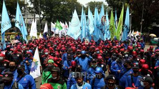 Ribuan Buruh dari Karawang Ikuti May Day di Depan Istana Negara, Mereka Menolak Omnibus Law - JPNN.com