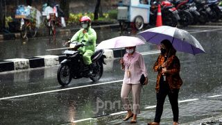 Cuaca Surabaya Hari Ini, Siang Hujan Deras, Sedia Payung Rek! - JPNN.com Jatim
