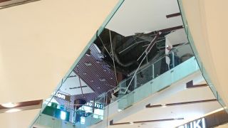 Atap Grand City Ambrol, Diduga Karena Hujan Lebat Kamis Malam - JPNN.com Jatim