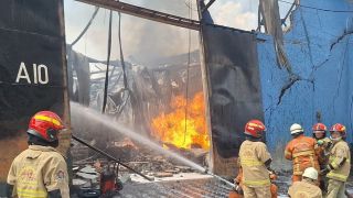 Gudang Penyimpanan Alkohol di Tambak Langon Surabaya Ludes Terbakar - JPNN.com Jatim