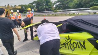 Lamborghini Tabrak Suzuki S-Presso di Tol Jombang-Mojokerto - JPNN.com Jatim