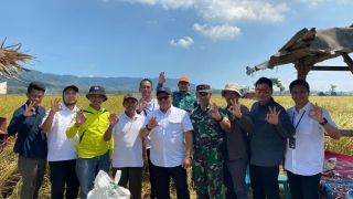 Kolaborasi Bulog-Pupuk Indonesia Ringankan Langkah Petani Ambulu - JPNN.com Jatim