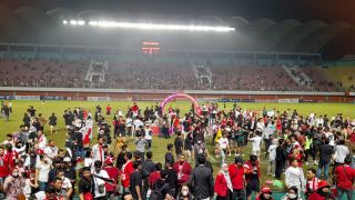 Indonesia Juara AFF U-16 2022, Penonton Merangsek ke Lapangan - JPNN.com Jogja