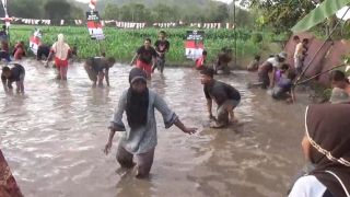 Sukarelawan Ganjar Ramaikan Hari Kemerdekaan di Ponorogo dengan Lomba Menangkap Ikan - JPNN.com Jatim