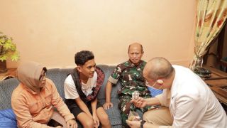 Kunjungi Rumah Aremania yang Ditendang TNI, Pangdam V Brawijaya Minta Maaf - JPNN.com Jatim