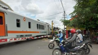 Kereta Mogok di Tengah Jalan Raya Tulungagung Sejaman Lebih, Hemmm - JPNN.com Jatim