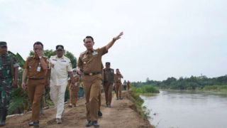 Teruntuk Warga di Tanggul Sungai Citarum, Ada Pesan Penting Nih Dari Penjabat Bupati Bekasi - JPNN.com Jabar