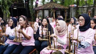Lestarikan Warisan Dunia, Srikandi Ganjar Jabar Ajak Kaum Perempuan Belajar Angklung - JPNN.com Jabar