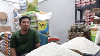 Harga Beras Merangkak Naik, Pedagang di Pasar Kosambi Bandung Menjerit - JPNN.com Jabar