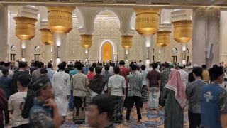 Subhanallah, Ribuan Orang Salat Tarawih Perdana di Masjid Raya Sheikh Zayed - JPNN.com Jateng
