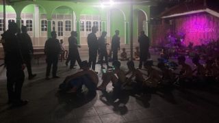 Hari Pertama Ramadan 2023, Puluhan Remaja di Gang Aut Kota Bogor Perang Sarung Pakai Sajam - JPNN.com Jabar