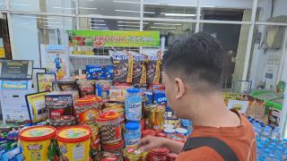 Hari Pertama Ramadan, Minimarket di Semarang Penuh Parsel Lebaran - JPNN.com Jateng