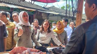 Pastikan Ketersedian Pangan Aman, Komisi IV DPR RI Cek Stok Beras di Gudang Bulog Bandung - JPNN.com Jabar