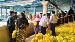 Ribuan Orang Padati Masjid Agung Solo untuk Terima Bantuan Sembako - JPNN.com Jateng