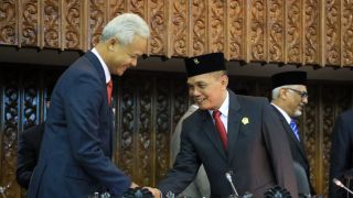 Ganjar Beri Selamat kepada Ketua DPRD Jateng yang Baru Disumpah - JPNN.com Jateng