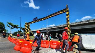 Polisi Lakukan Uji Coba Rekayasa Lalu Lintas di Jalan Kaligawe Semarang - JPNN.com Jateng