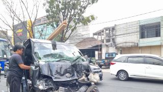 Mobil Pickup Tabrak Tiga Kendaraan di Simpang Buah Batu Bandung, Pengemudi Tewas Terjepit - JPNN.com Jabar