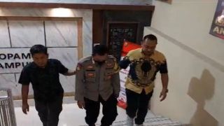 Viral Video Polisi Injak Kepala Petani saat Pengamanan Eksekusi Lahan Sawit, Kapolres Berkomentar - JPNN.com Lampung