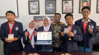 Siswa SMAN 5 Surabaya Raih Emas di Ajang Internasional, Kalahkan 35 Negara - JPNN.com Jatim