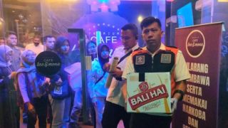 Satpol PP Surabaya Masih Temui RHU Melanggar Saat Ramadan, Puluhan Miras Disita - JPNN.com Jatim