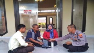 Selain Uang Rp 100 Juta, Aiptu Supriyanto Selamatkan Barang Berharga Pemudik Asal Sumsel - JPNN.com Lampung