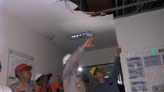 Diterjang Hujan Deras Angin Kencang, Atap Ruang ICU RS Bunda Margonda Kota Depok Jebol - JPNN.com Jabar