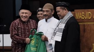 Baznas Depok Salurkan Ratusan Bantuan Paket Bahagia untuk Guru Mengaji dan Marbut - JPNN.com Jabar