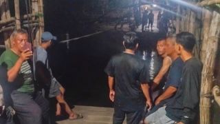 Detik-Detik Ayah & Anak di Gresik Tercebur Sungai Kalimas Saat Naiki Perahu Tambangan - JPNN.com Jatim