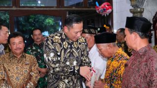 Menteri AHY Serahkan 10 Sertifikat Tanah Wakaf Untuk Rumah Ibadah di Sidoarjo - JPNN.com Jatim