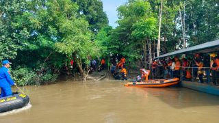 Motor Ayah dan Anak yang Tercebur Sungai Kalimas di Sidoarjo Ditemukan - JPNN.com Jatim