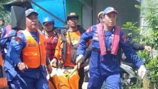 Ayah & Anak Tercebur di Sungai Kalimas Saat Naik Perahu Tambangan Ditemukan Tewas - JPNN.com Jatim