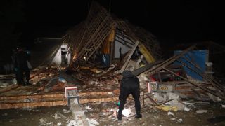 Hajatan di Bangkalan Berujung Petaka, Petasan Meledak, Rumah Hancur dan 1 Orang Tewas - JPNN.com Jatim