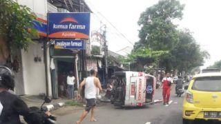 Disalahgunakan, Ambulans di Tulungagung Senggol Bocah Lalu Terbalik - JPNN.com Jatim