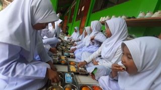 Seratusan Pelajar MI di Bantargadung Sukabumi Dapat Program Makan Siang Gratis - JPNN.com Jabar