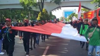 Massa Demo Buruh di Surabaya Bentangkan Bendera Merah Putih 15 Meter - JPNN.com Jatim