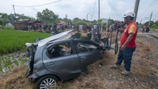 Kereta Api Argo Wilis Tabrak Sedan di Klaten, Satu Orang Tewas - JPNN.com Jateng