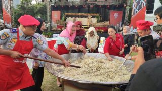 Lihat! Mbak Ita & Chef Bobon Masak 477 Porsi Nasi Goreng Khas Semarang - JPNN.com Jateng