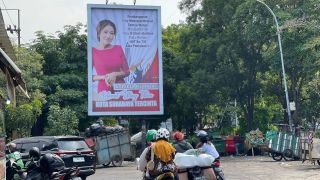 Asrilia Isyaratkan Maju Pilkada 2024 Jalur Independen Lewat Spanduk HUT Surabaya - JPNN.com Jatim