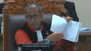 Bawaslu Bangkalan Dicecar Hakim MK Soal Kemiripan Tanda Tangan Pemilih - JPNN.com Jatim