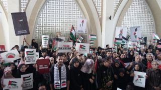 Aksi Bela Palestina di UM Surabaya, Mahasiswa Asing Menangis Trauma Kejadian di Gaza - JPNN.com Jatim