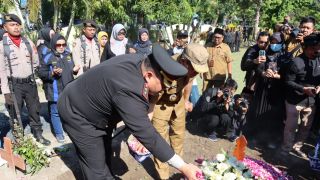 Mantan Bupati Bantul Suharsono Dikebumikan di Makam Taman Pahlawan Kusuma Bangsa - JPNN.com Jogja