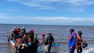 Kapal Dihantam Ombak, 2 Nelayan Asal Pasuruan Terombang-ambing di Laut Berjam-jam - JPNN.com Jatim