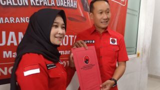 Datangi Kantor PDIP Kota Semarang, Hanik Khoiru Solikah Ambil Formulir Pendaftaran Pilkada 2024 - JPNN.com Jateng